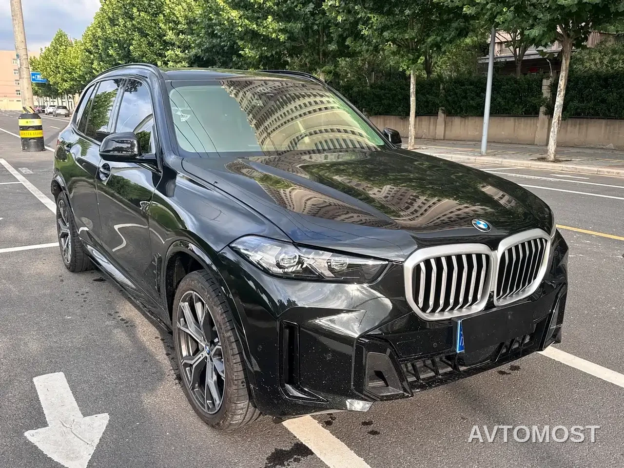 BMW X5 2023 xDrive 30Li Premium M Sport Black Night Package — фото 2