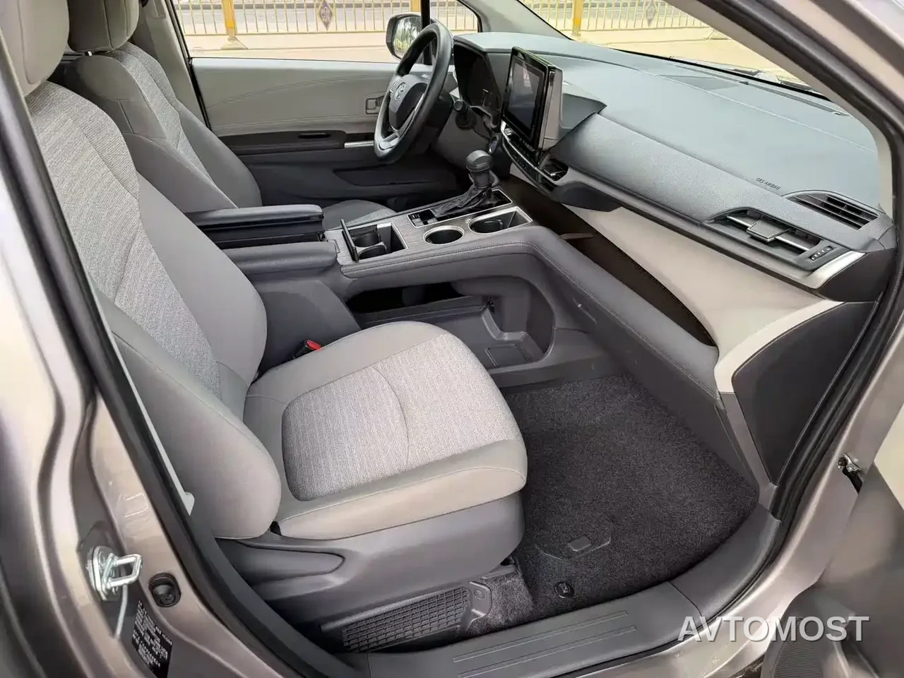 Toyota Sienna 2021 2.5L Hybrid Comfort Edition — фото 10