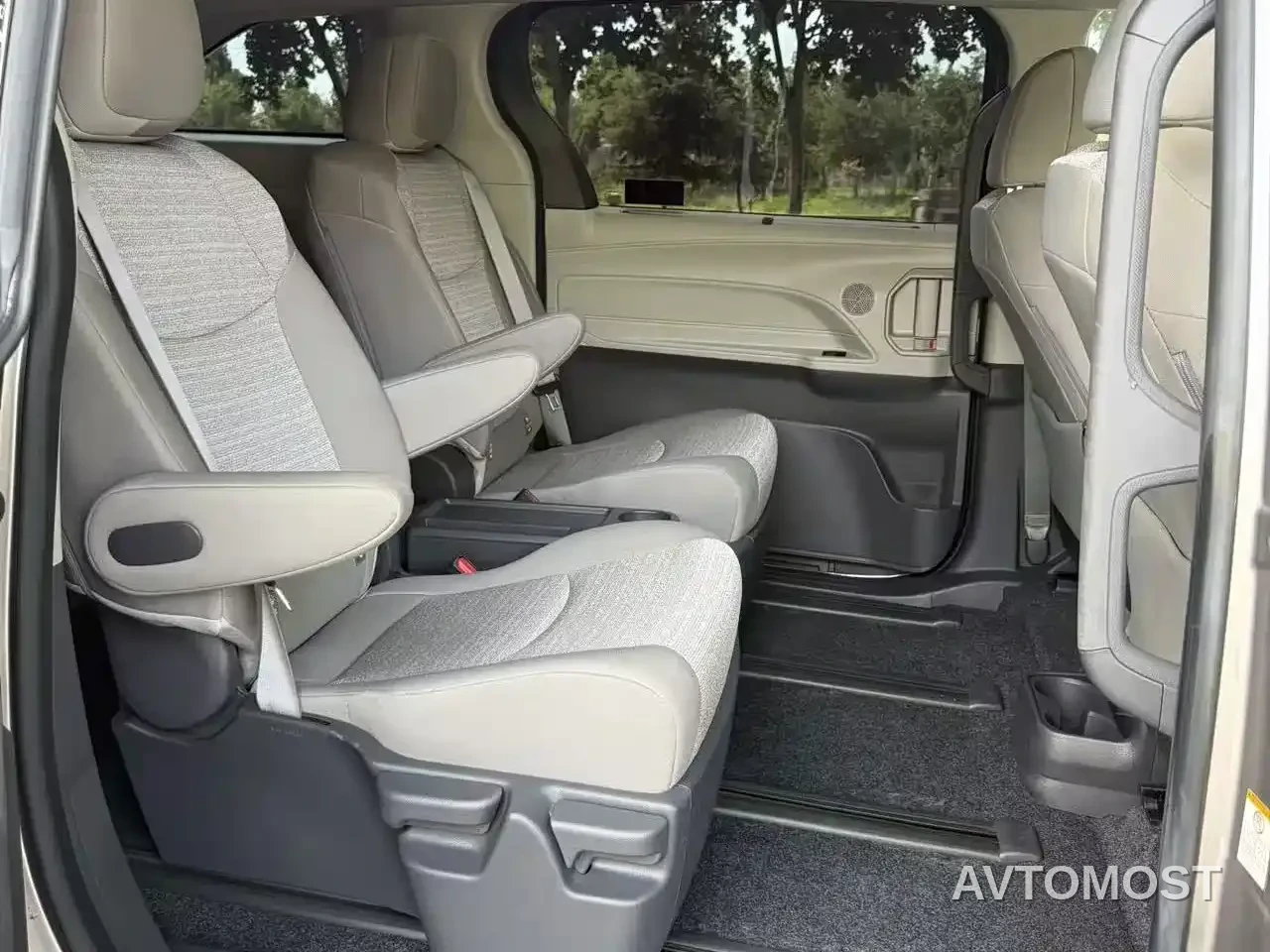 Toyota Sienna 2021 2.5L Hybrid Comfort Edition — фото 11