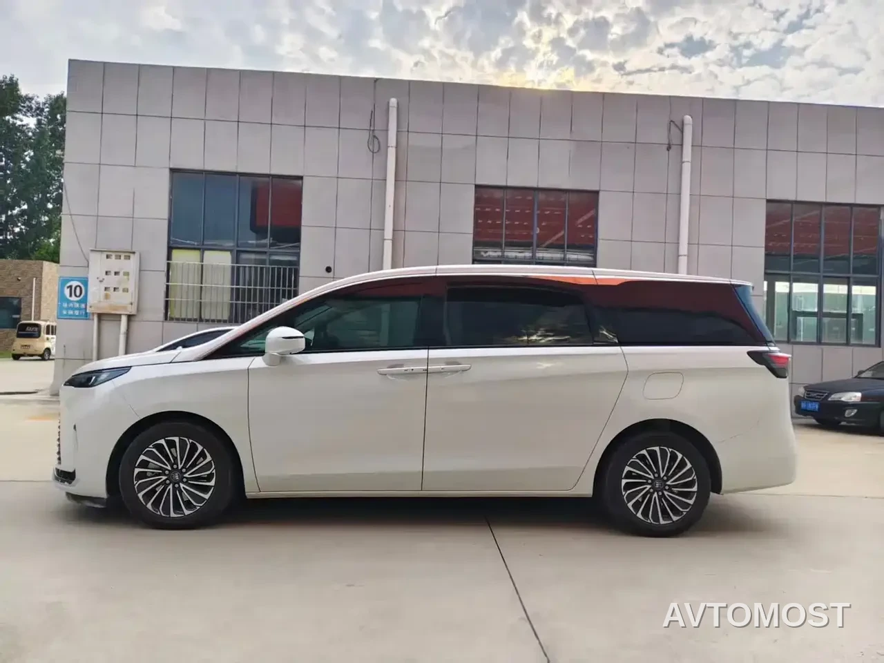 Buick GL8 New Energy 2025 Land Honor Premium Edition 7-Seater — фото 7