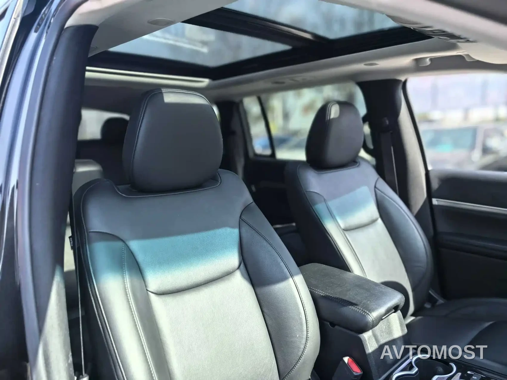 Jeep Grand Commander 2022 2.0T AWD Luxury Edition — фото 14