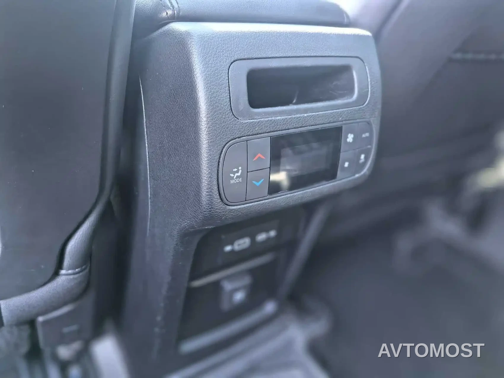 Jeep Grand Commander 2022 2.0T AWD Luxury Edition — фото 18