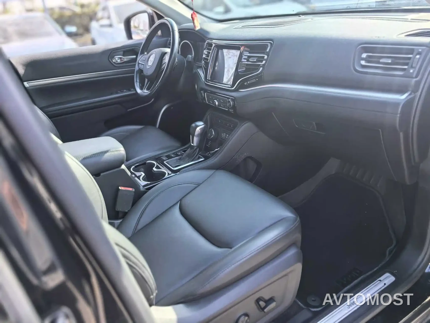 Jeep Grand Commander 2022 2.0T AWD Luxury Edition — фото 22