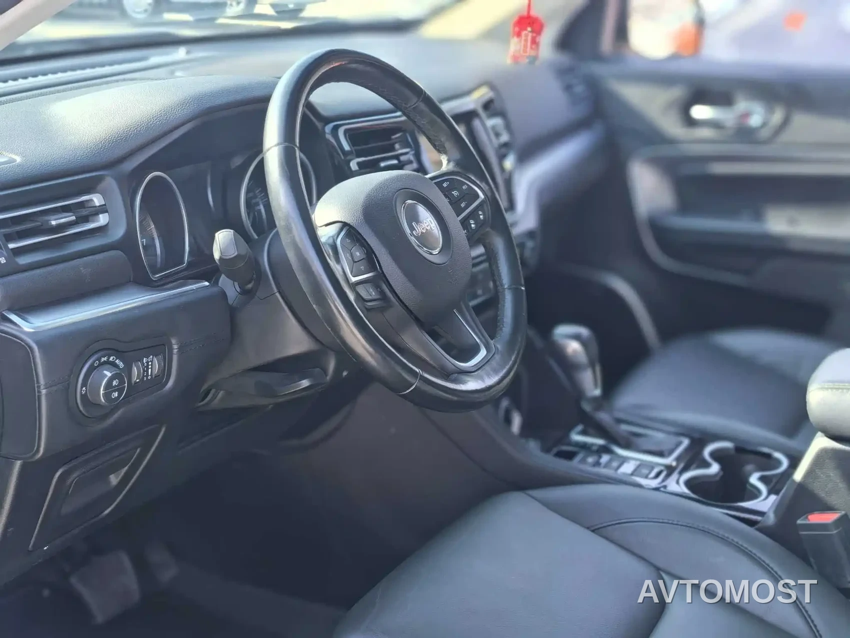 Jeep Grand Commander 2022 2.0T AWD Luxury Edition — фото 23
