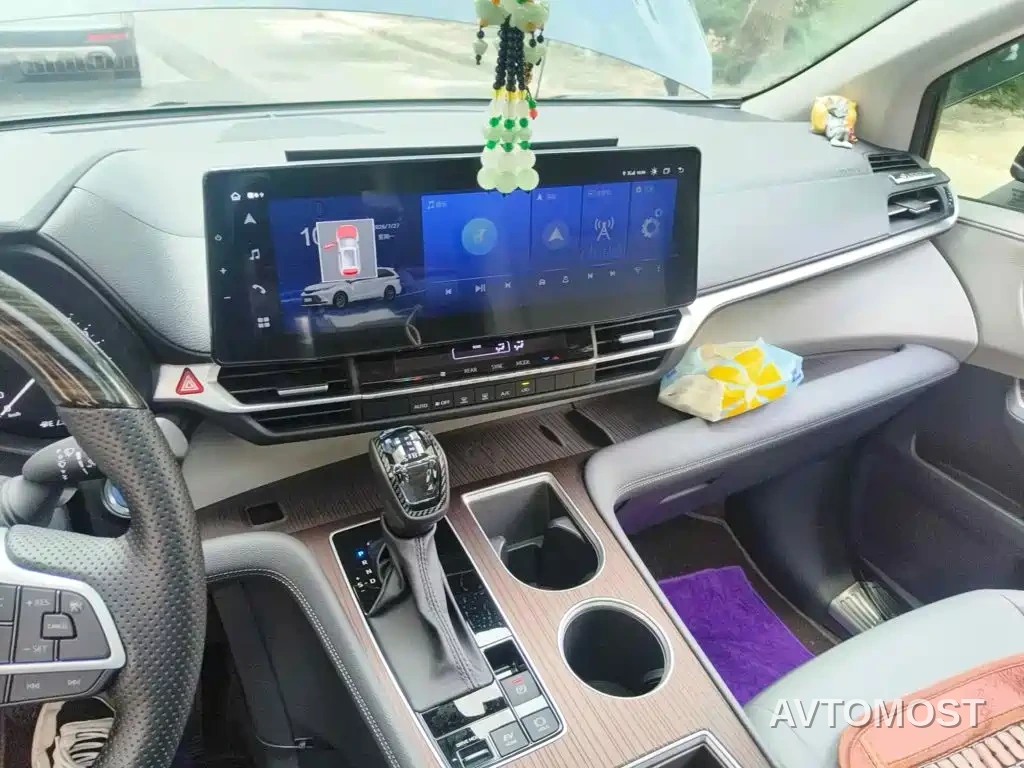 Toyota Granvia 2023 2.5L Hybrid Luxury Edition — фото 10