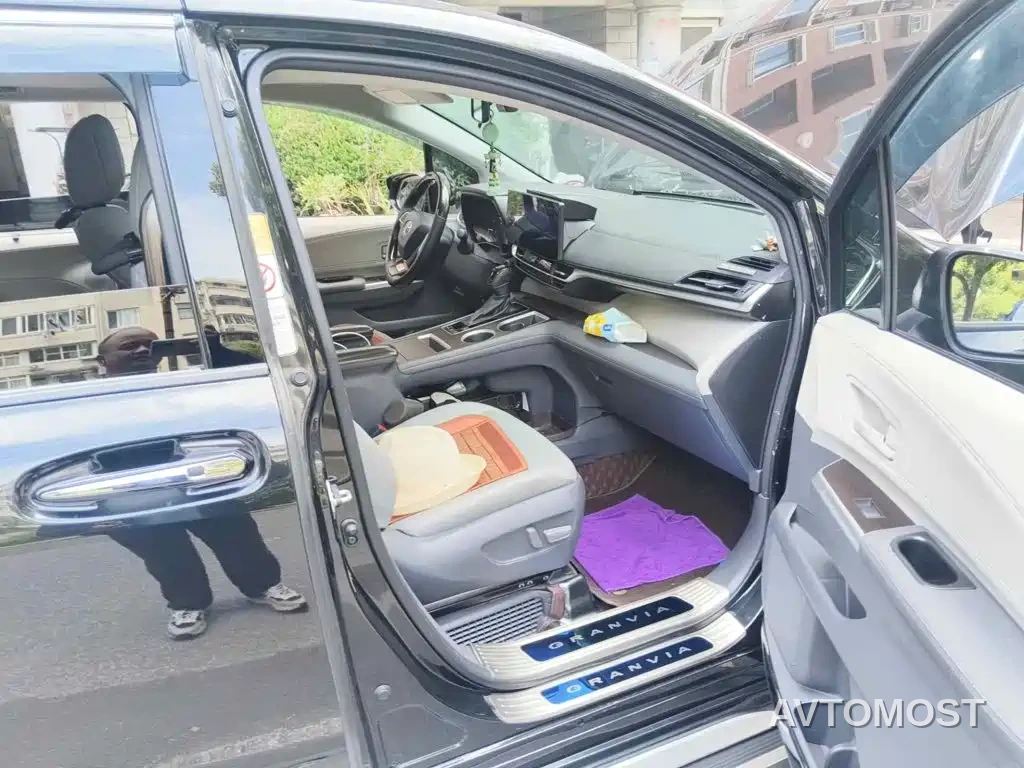 Toyota Granvia 2023 2.5L Hybrid Luxury Edition — фото 11