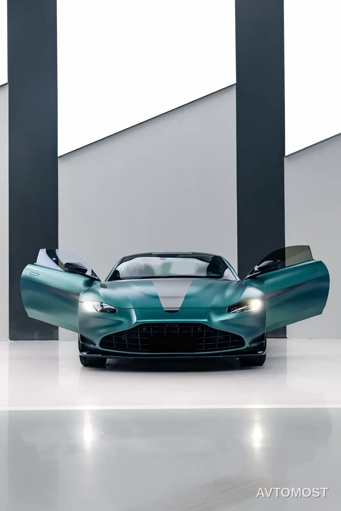 Aston Martin V8 Vantage 2020 4.0T V8 Coupe — фото 2