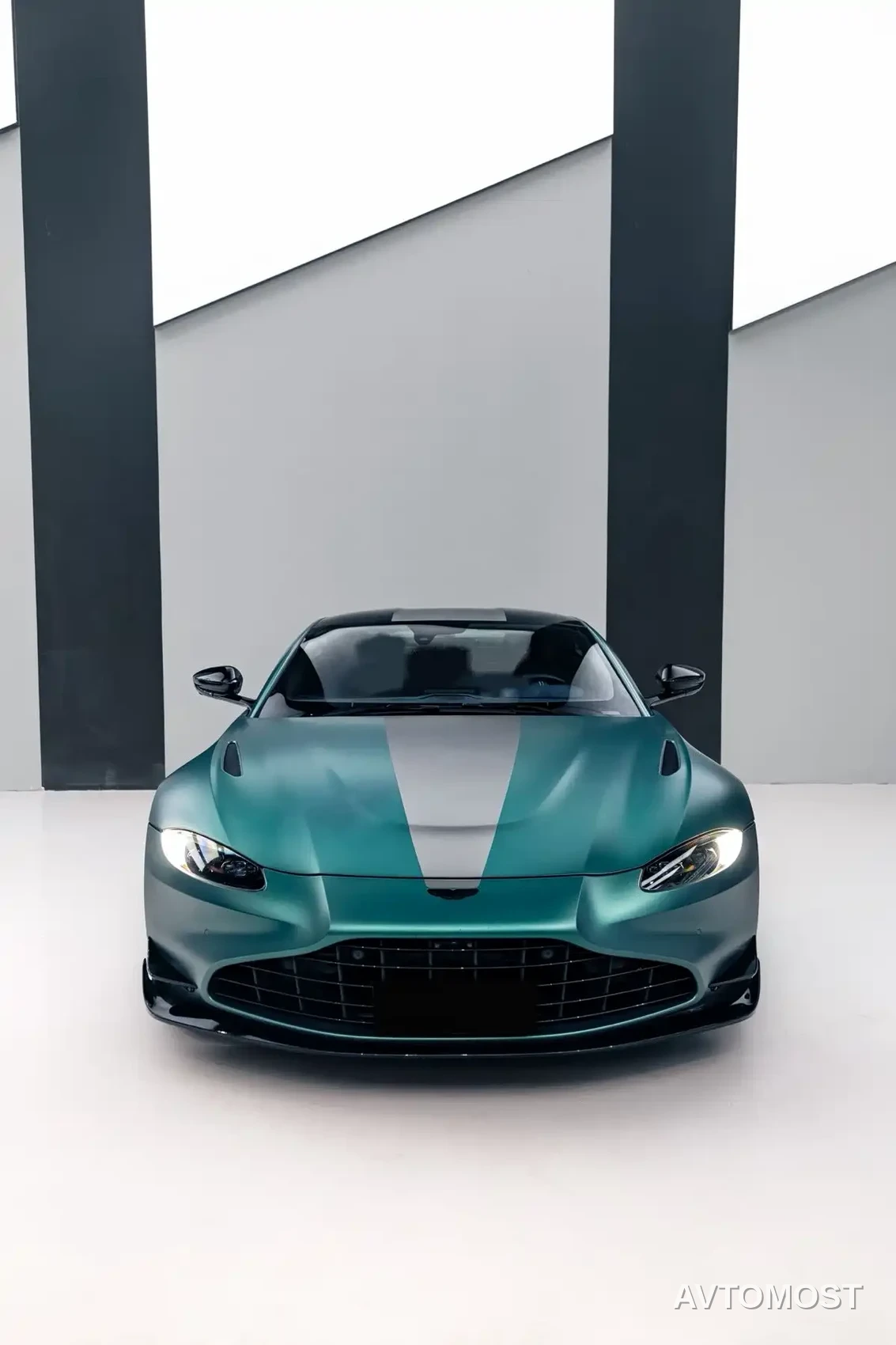 Aston Martin V8 Vantage 2020 4.0T V8 Coupe — фото 3