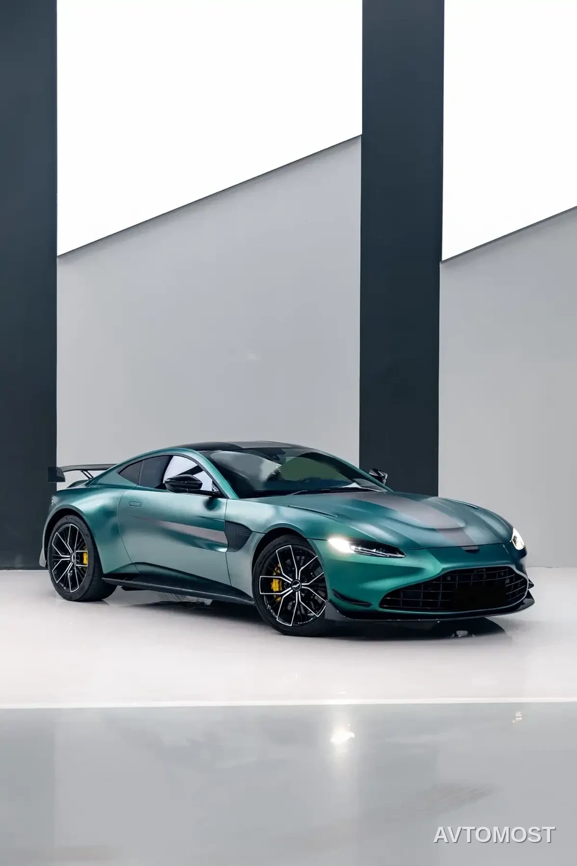 Aston Martin V8 Vantage 2020 4.0T V8 Coupe — фото 4