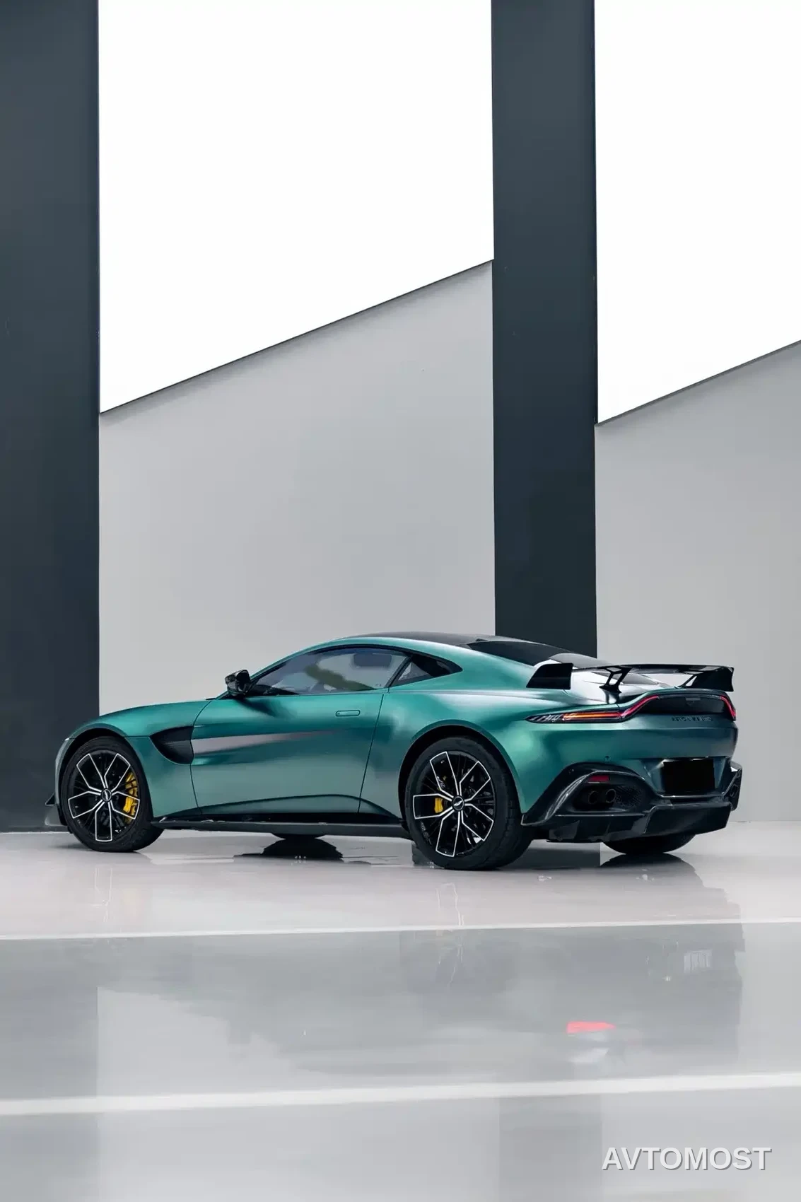 Aston Martin V8 Vantage 2020 4.0T V8 Coupe — фото 5