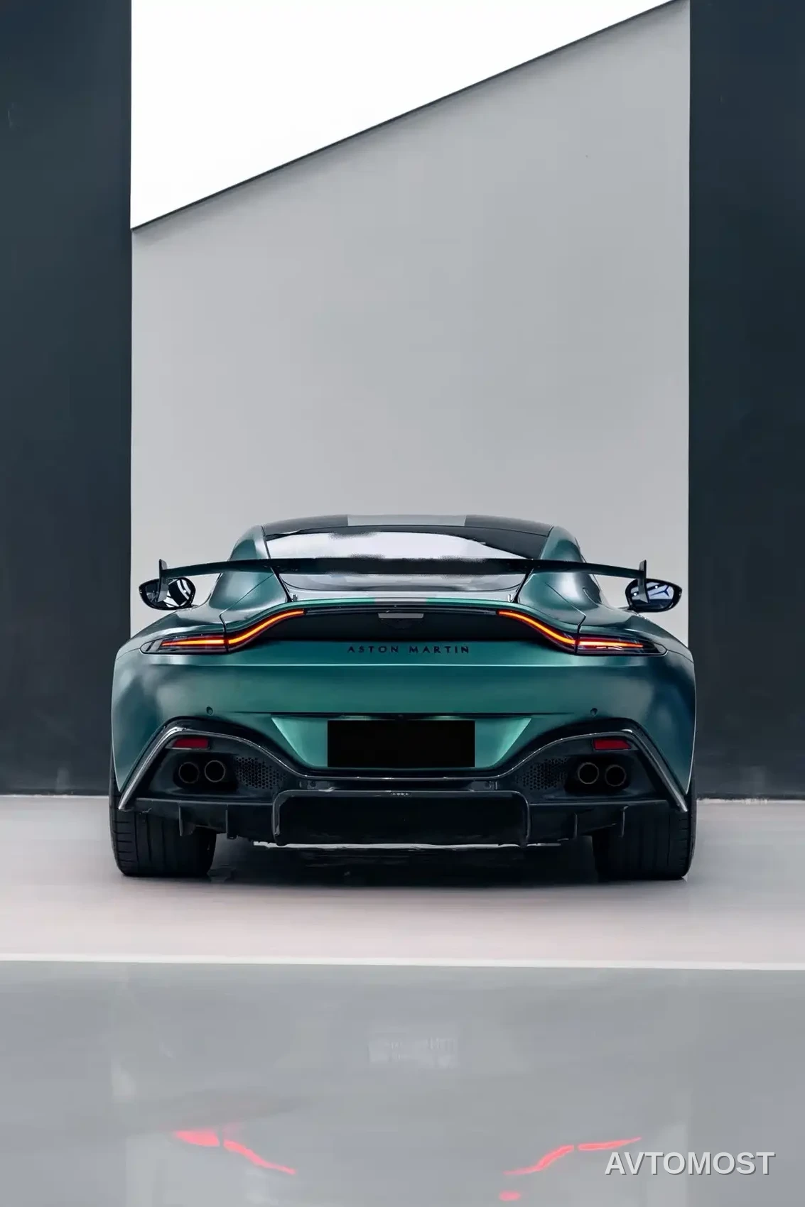 Aston Martin V8 Vantage 2020 4.0T V8 Coupe — фото 6