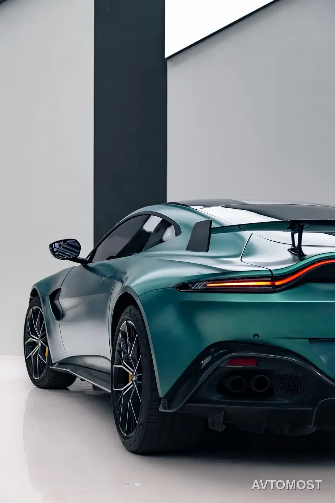 Aston Martin V8 Vantage 2020 4.0T V8 Coupe — фото 7