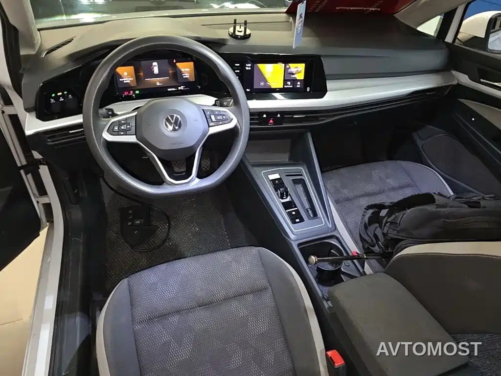 Volkswagen Golf 2023 Model 200TSI DSG — фото 10