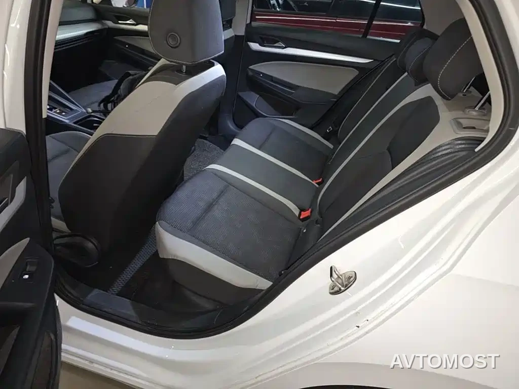 Volkswagen Golf 2023 Model 200TSI DSG — фото 17