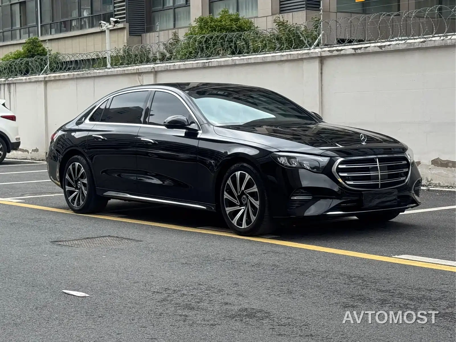 Mercedes-Benz E-Class 2024 Model E 300 L Luxury — фото 1