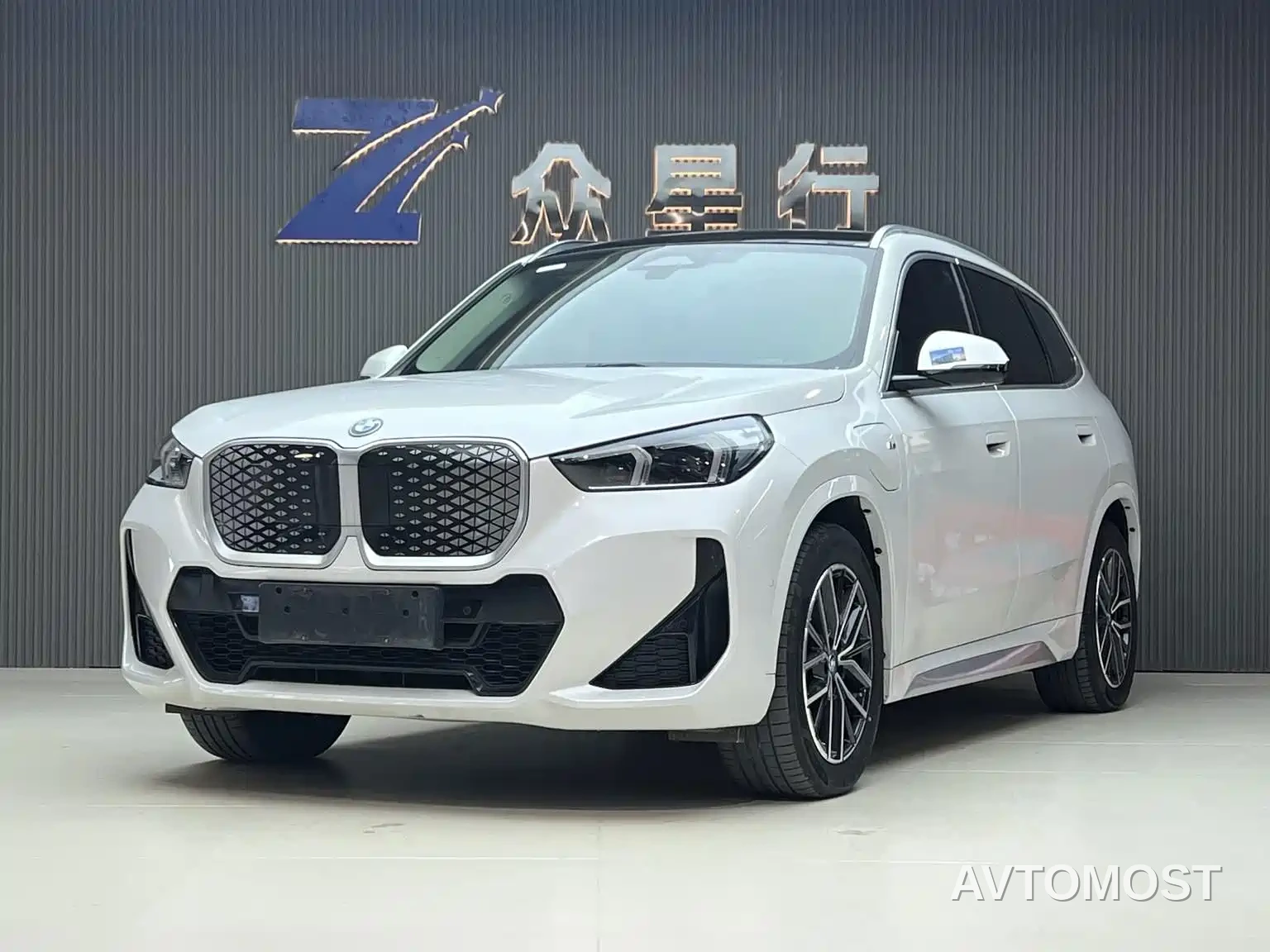 BMW iX1 2023 eDrive25L M Sport Package — фото 1