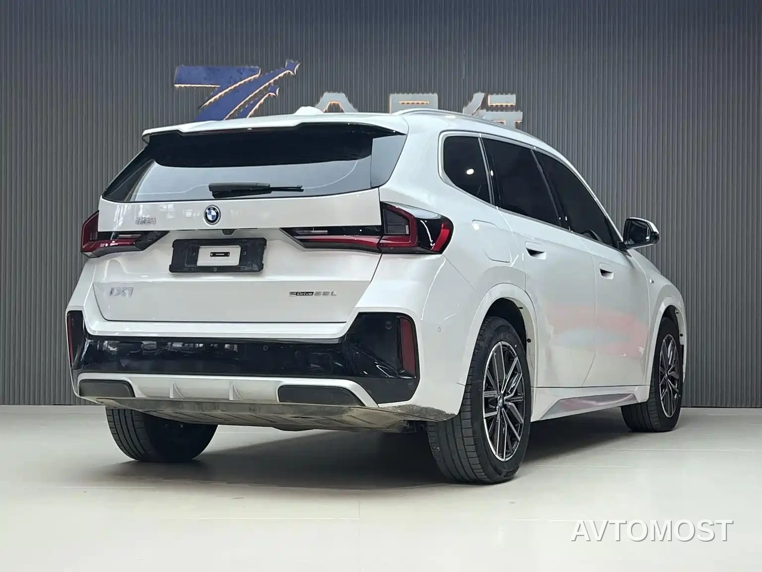 BMW iX1 2023 eDrive25L M Sport Package — фото 4
