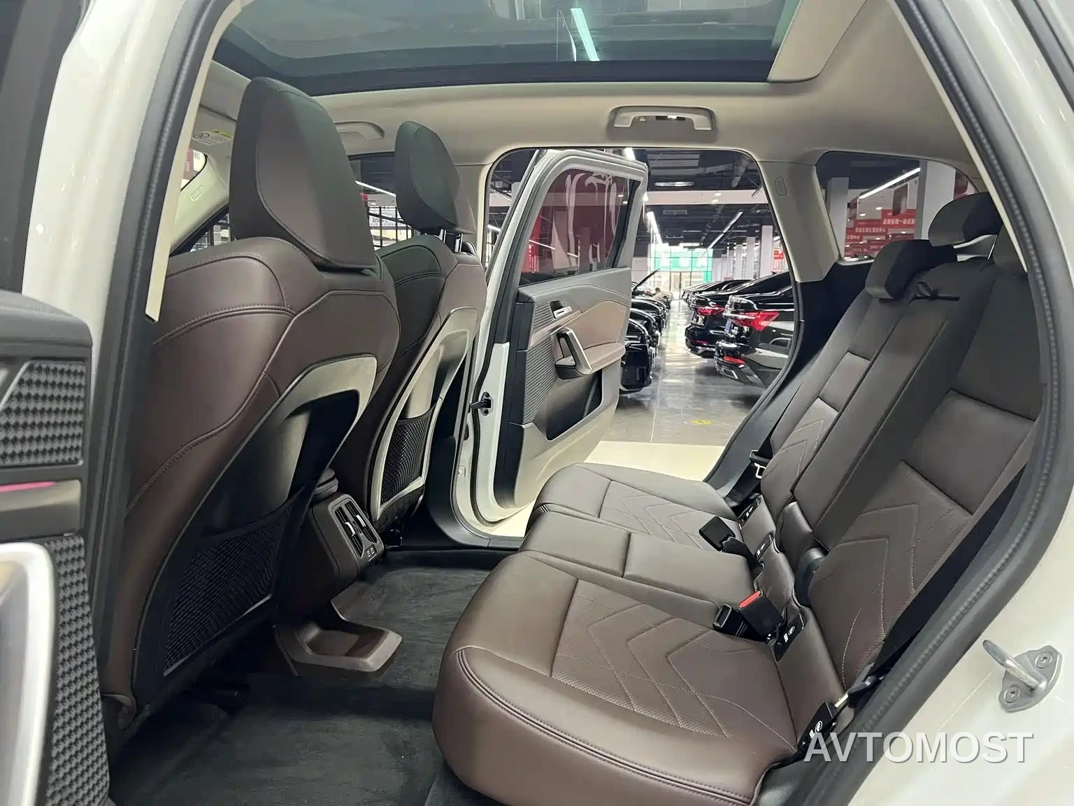 BMW iX1 2023 eDrive25L M Sport Package — фото 8