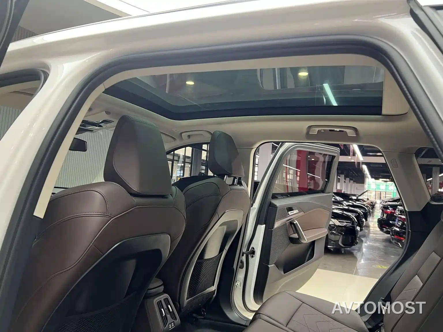 BMW iX1 2023 eDrive25L M Sport Package — фото 9