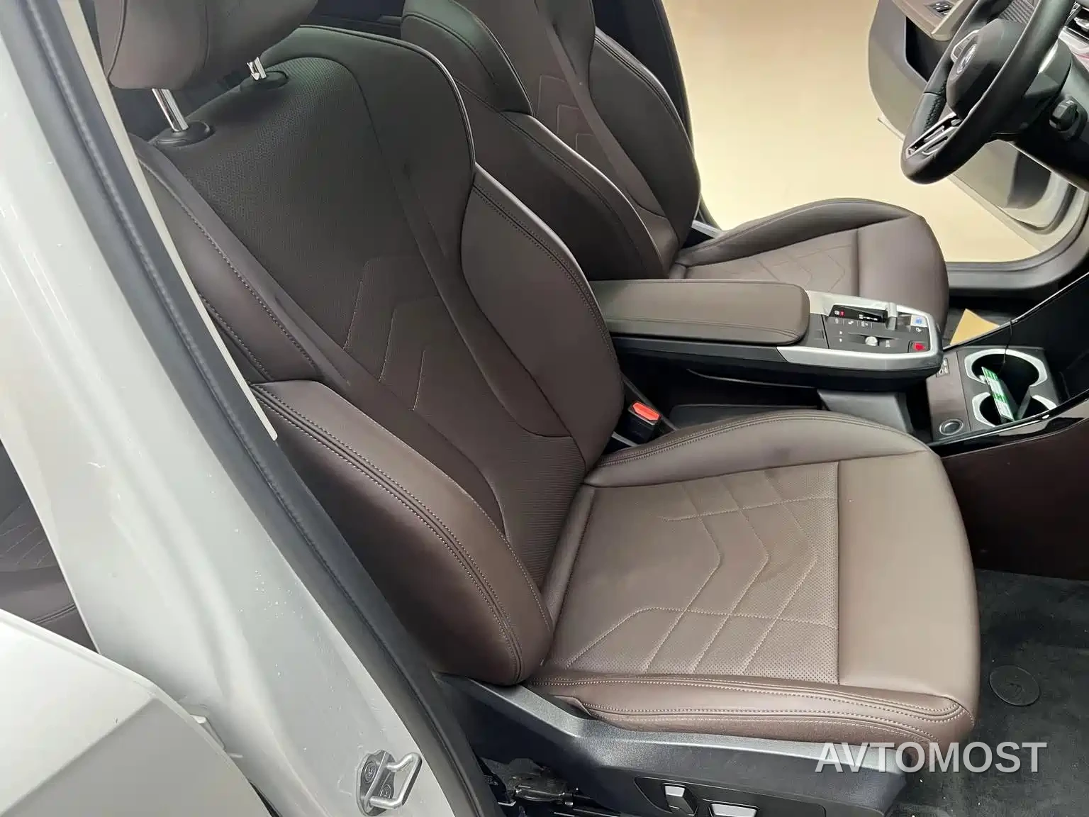 BMW iX1 2023 eDrive25L M Sport Package — фото 10