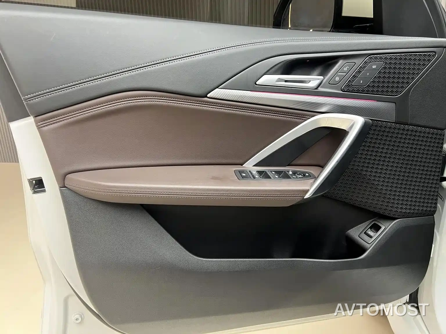 BMW iX1 2023 eDrive25L M Sport Package — фото 12