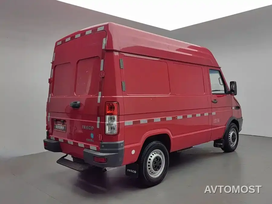 Iveco Daily 2021 Model 2.8T V35 VAN Cargo Van 3 Seats Short Wheelbase Medium Roof Single Tire Manual Door