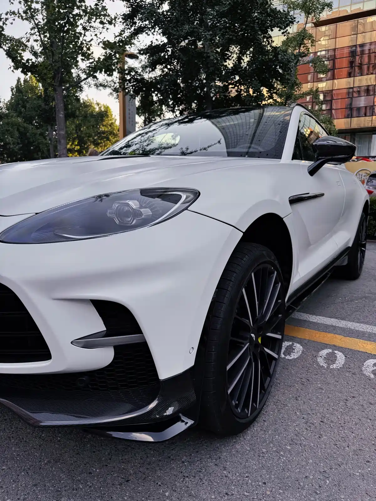 Aston Martin DBX 2023 Model 4.0T V8 707 — фото 2