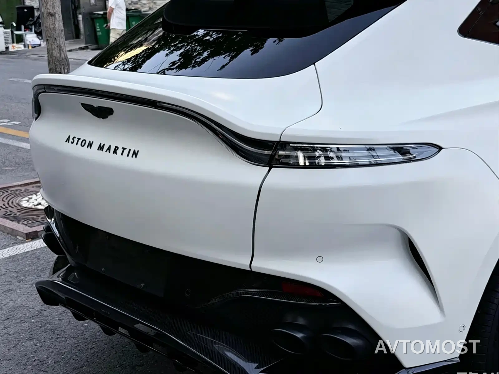 Aston Martin DBX 2023 Model 4.0T V8 707 — фото 4