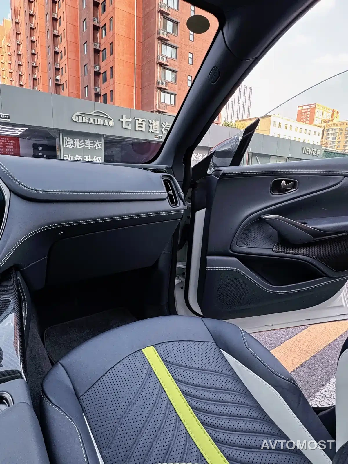 Aston Martin DBX 2023 Model 4.0T V8 707 — фото 7