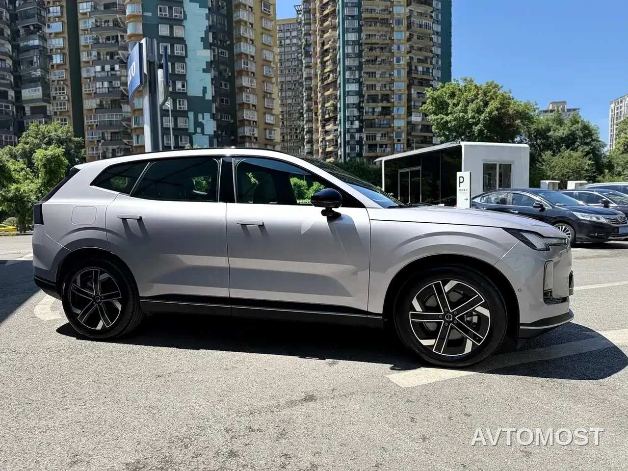 Volvo XC70 Plug-in Hybrid 2025 Standard — фото 4