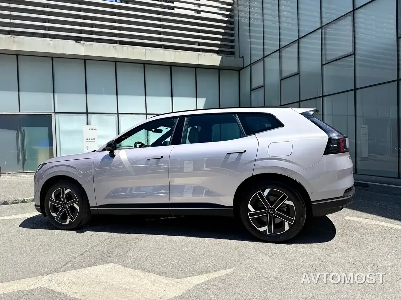 Volvo XC70 Plug-in Hybrid 2025 Standard — фото 6