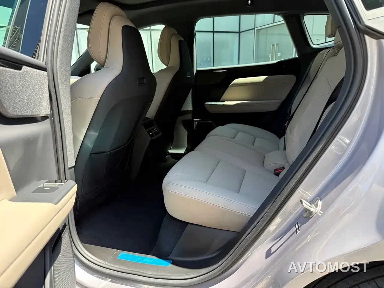 Volvo XC70 Plug-in Hybrid 2025 Standard — фото 8