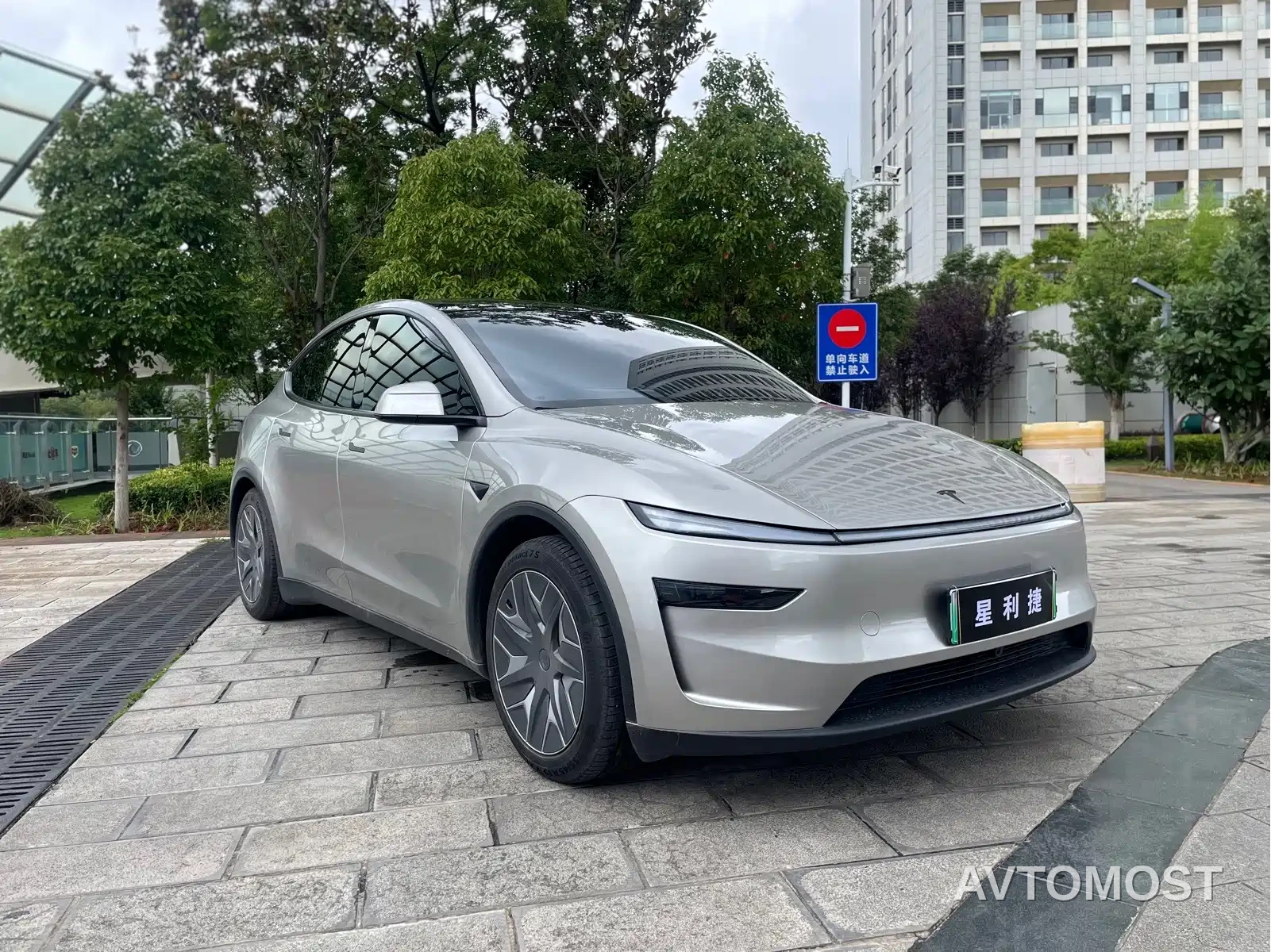Tesla Model Y L 2025 Facelift Long Range AWD — фото 3