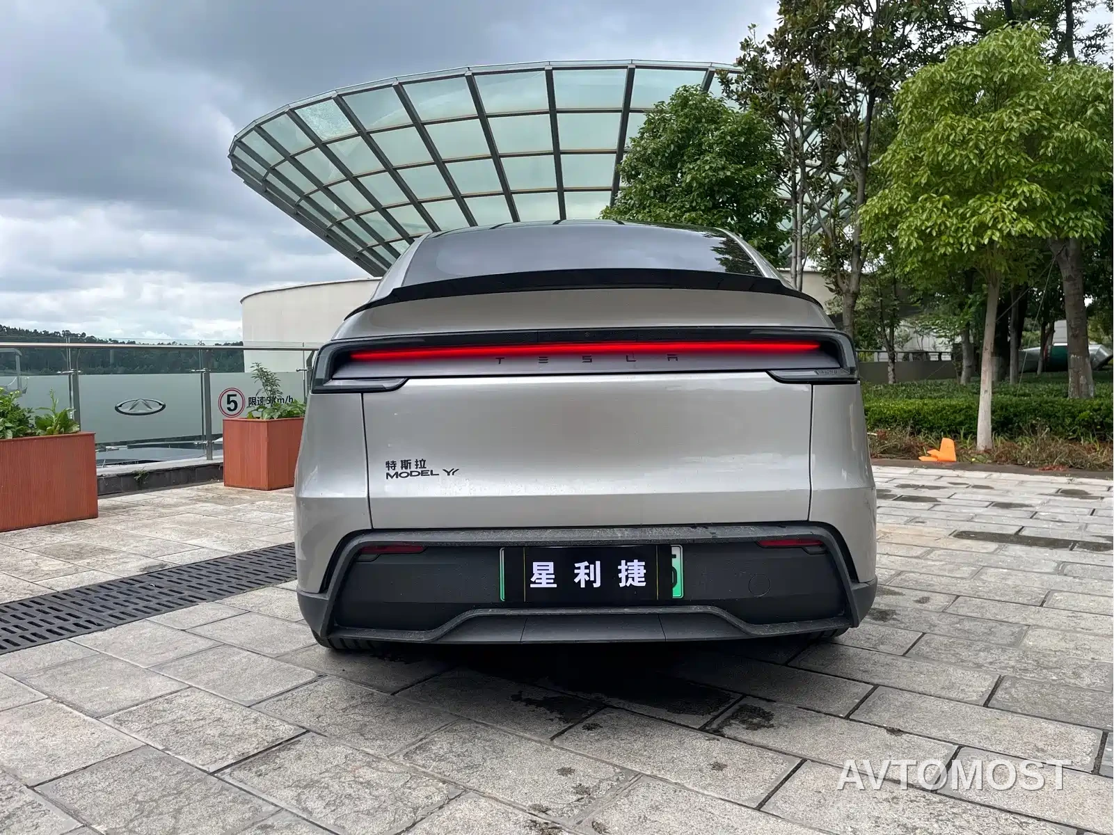 Tesla Model Y L 2025 Facelift Long Range AWD — фото 6