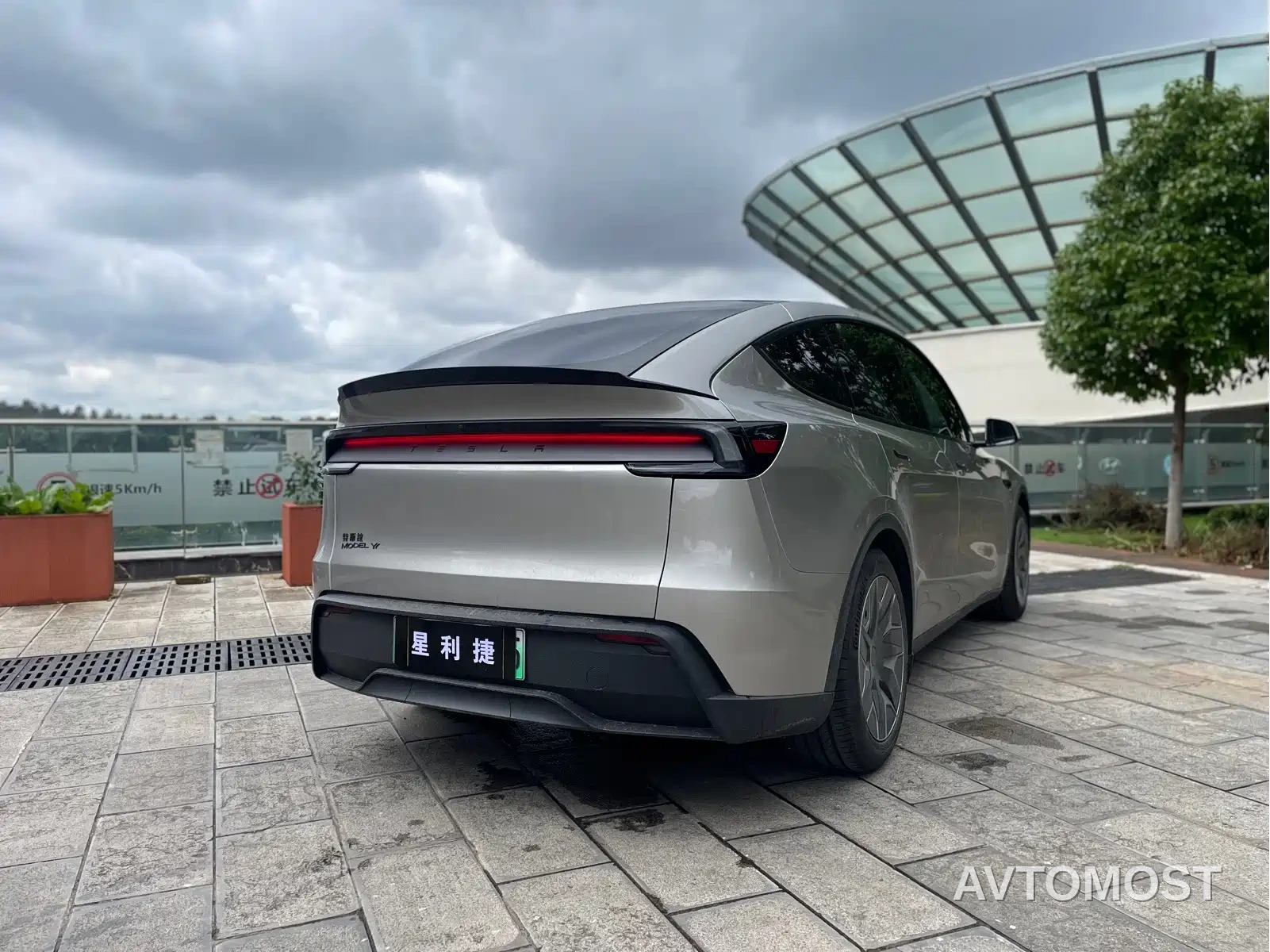 Tesla Model Y L 2025 Facelift Long Range AWD — фото 7