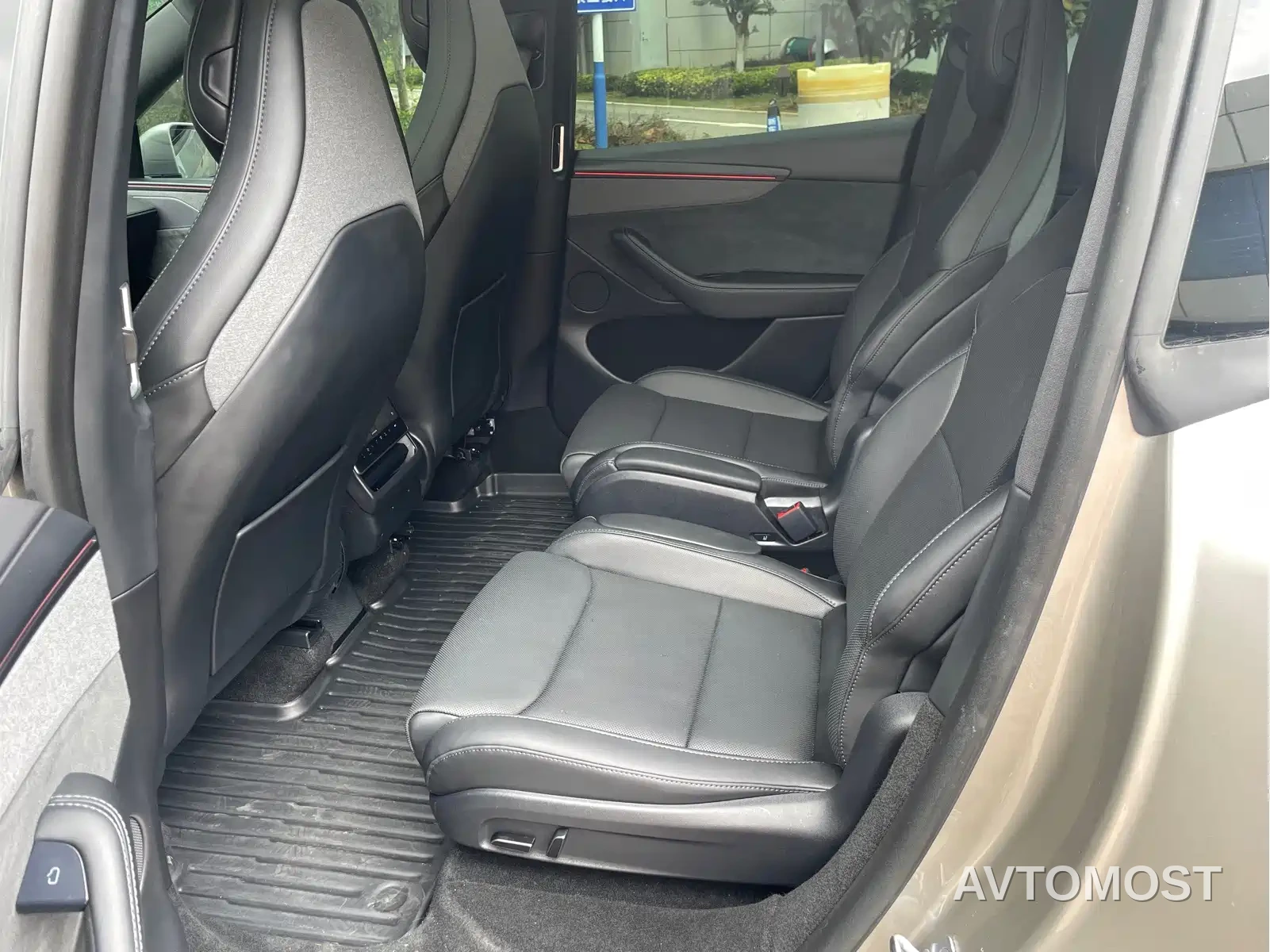 Tesla Model Y L 2025 Facelift Long Range AWD — фото 9