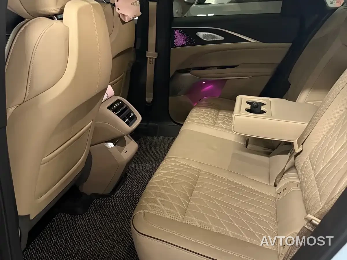 Cadillac IQ Rui Ge 2022 RWD Long Range Luxury Edition — фото 8