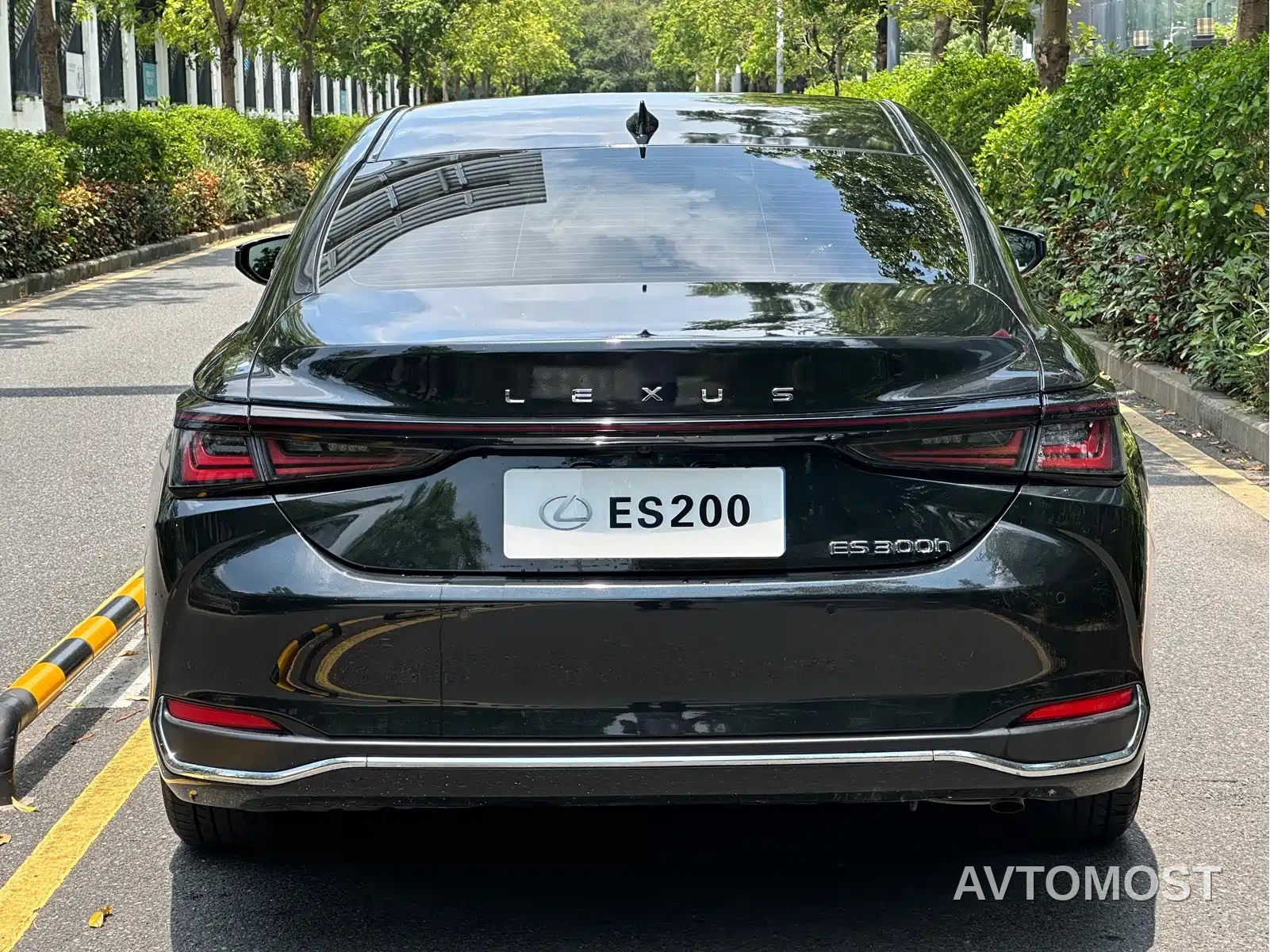 Lexus ES 2025 200 Ultimate Edition — фото 12