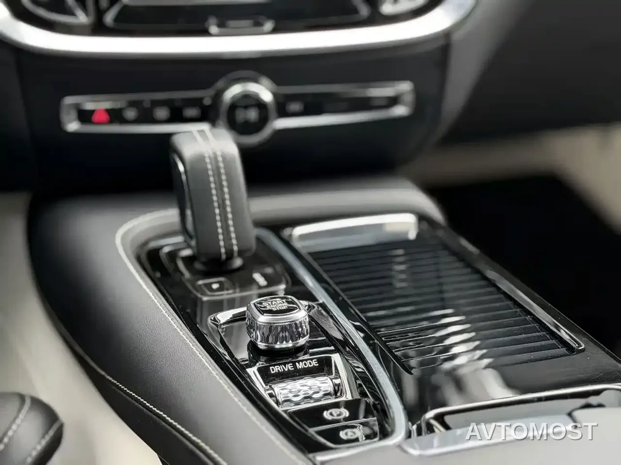 Volvo S60 Plug-in Hybrid 2021 T8 Twin Engine AWD R-Design Sport Edition — фото 8