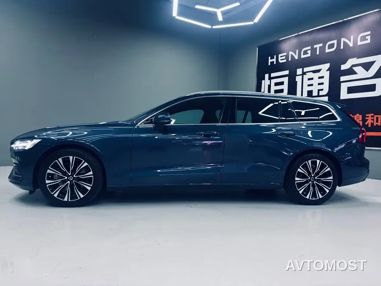 Volvo V60 2023 B5 Zhiyuan Luxury Edition — фото 2