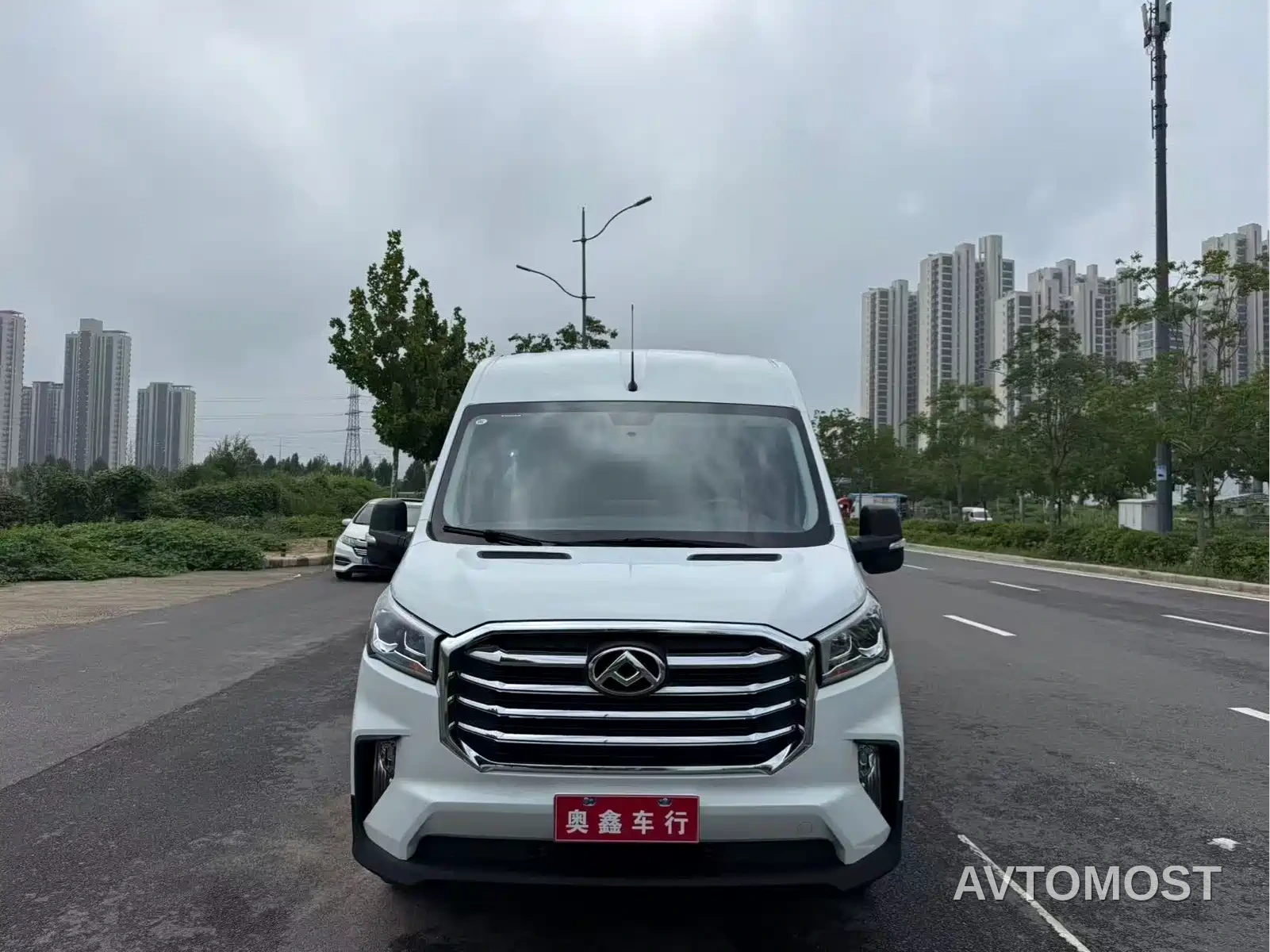 SAIC Maxus Xintu V90 2024 Model 2.0T Manual RWD Business Vehicle 7-Seater — фото 3