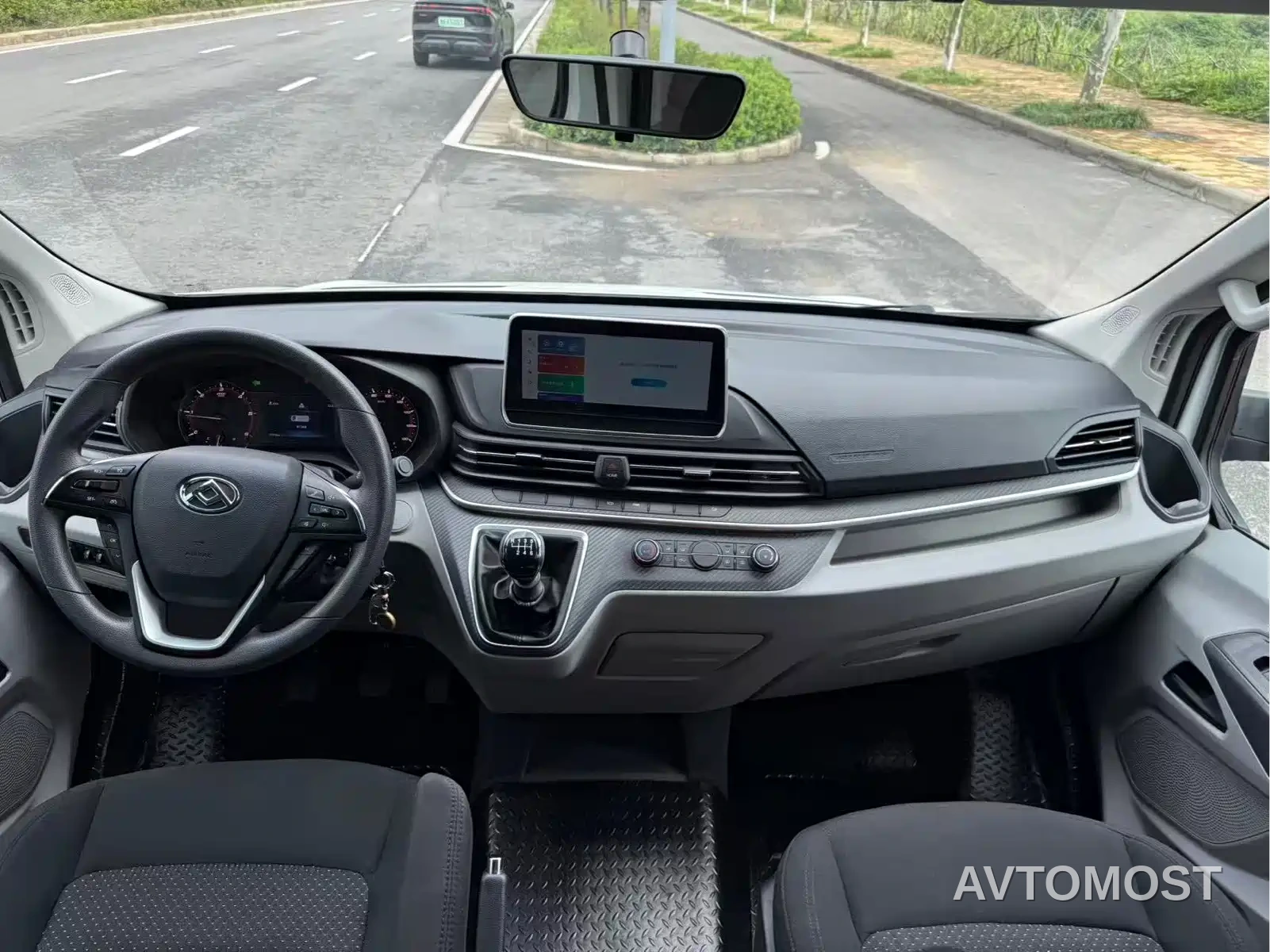 SAIC Maxus Xintu V90 2024 Model 2.0T Manual RWD Business Vehicle 7-Seater — фото 7