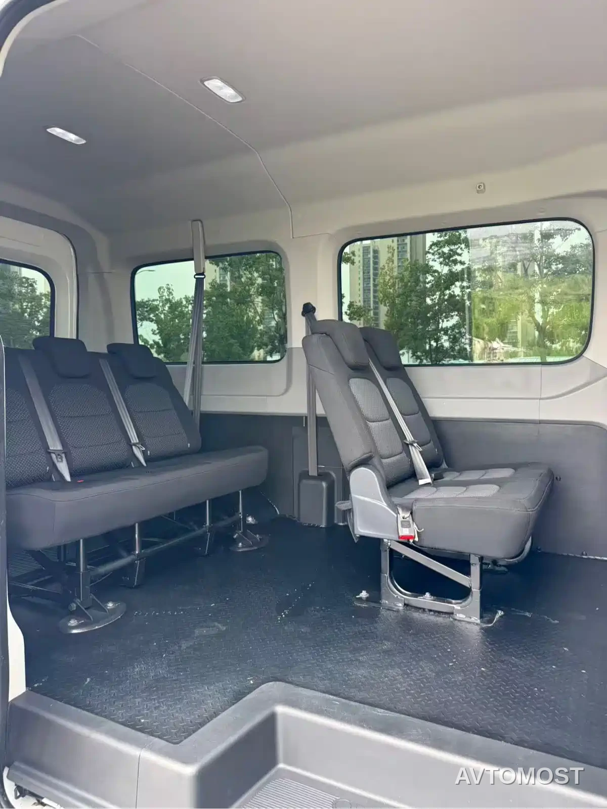 SAIC Maxus Xintu V90 2024 Model 2.0T Manual RWD Business Vehicle 7-Seater — фото 8
