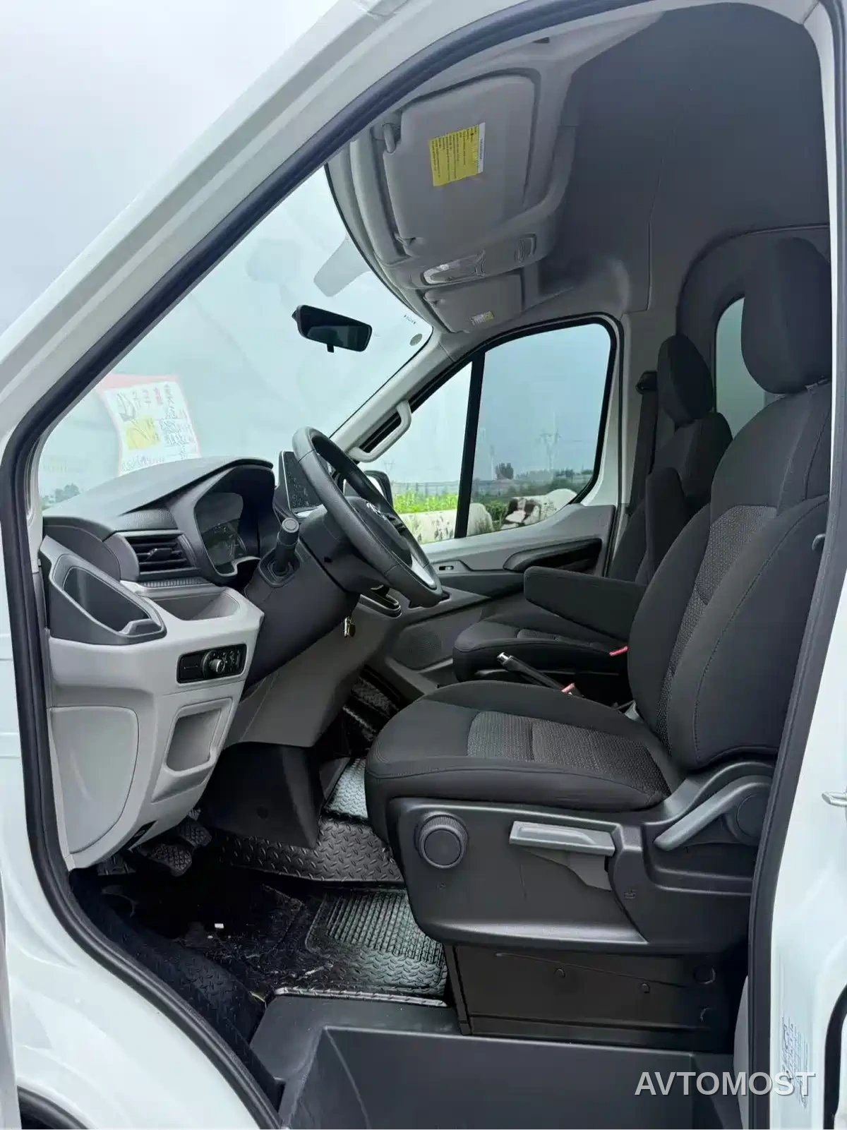 SAIC Maxus Xintu V90 2024 Model 2.0T Manual RWD Business Vehicle 7-Seater — фото 9