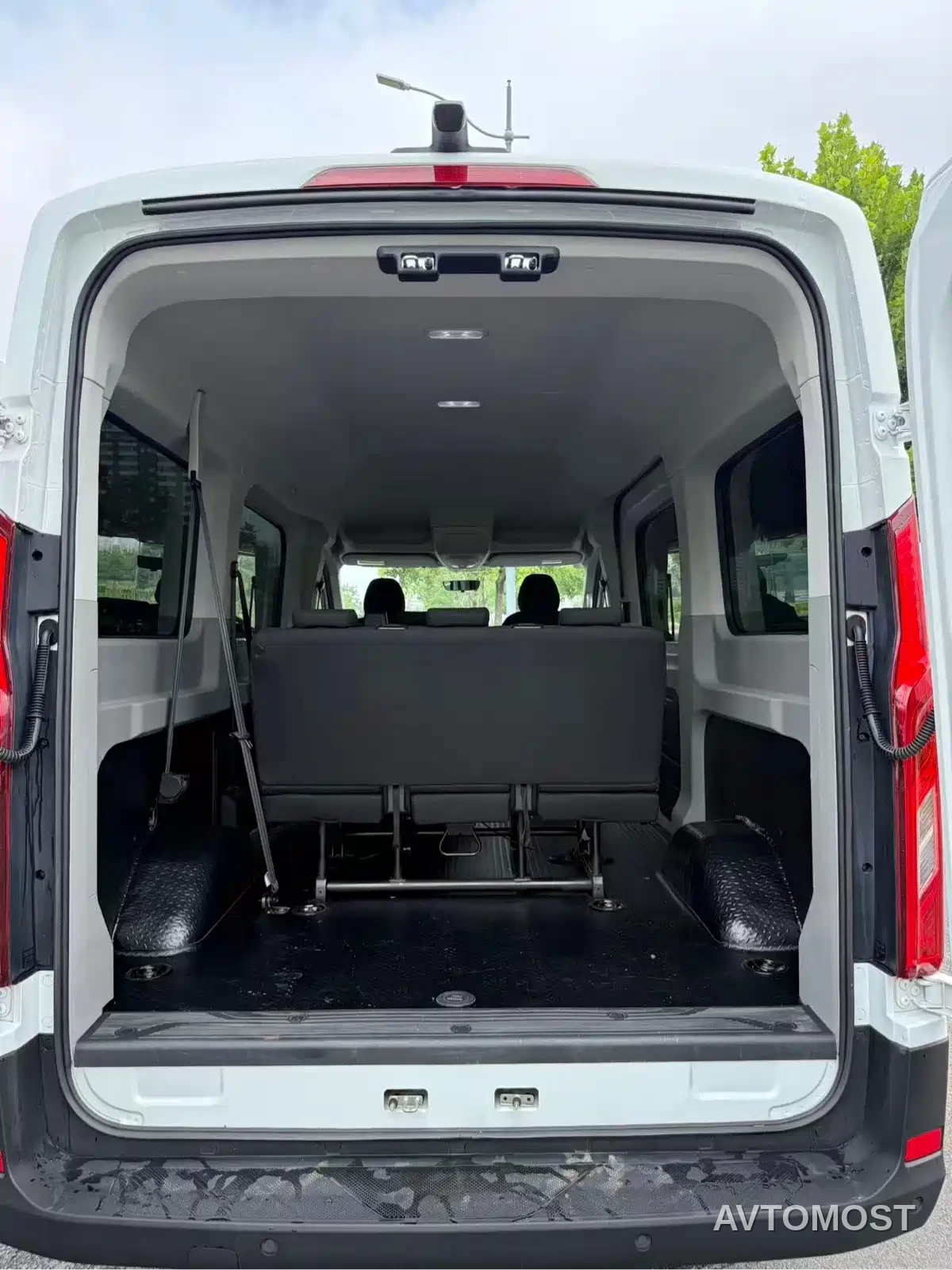SAIC Maxus Xintu V90 2024 Model 2.0T Manual RWD Business Vehicle 7-Seater — фото 10