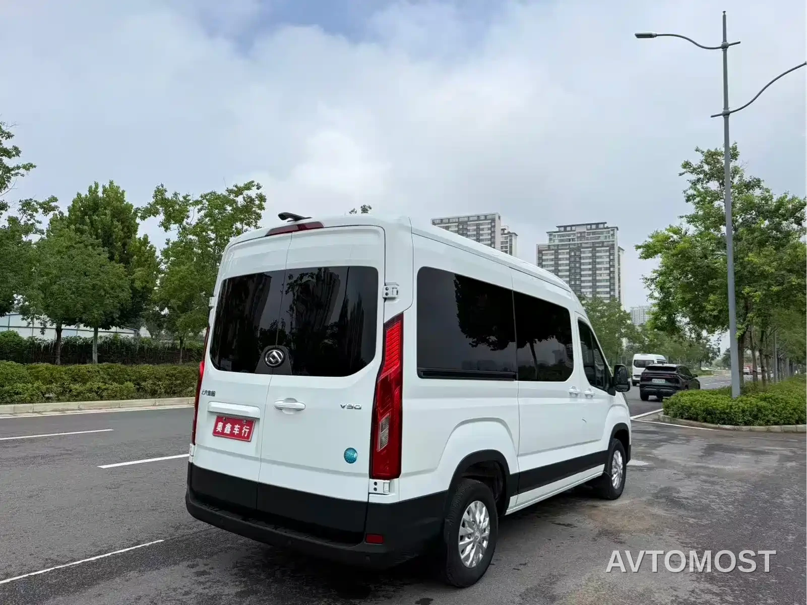 SAIC Maxus Xintu V90 2024 Model 2.0T Manual RWD Business Vehicle 7-Seater — фото 11