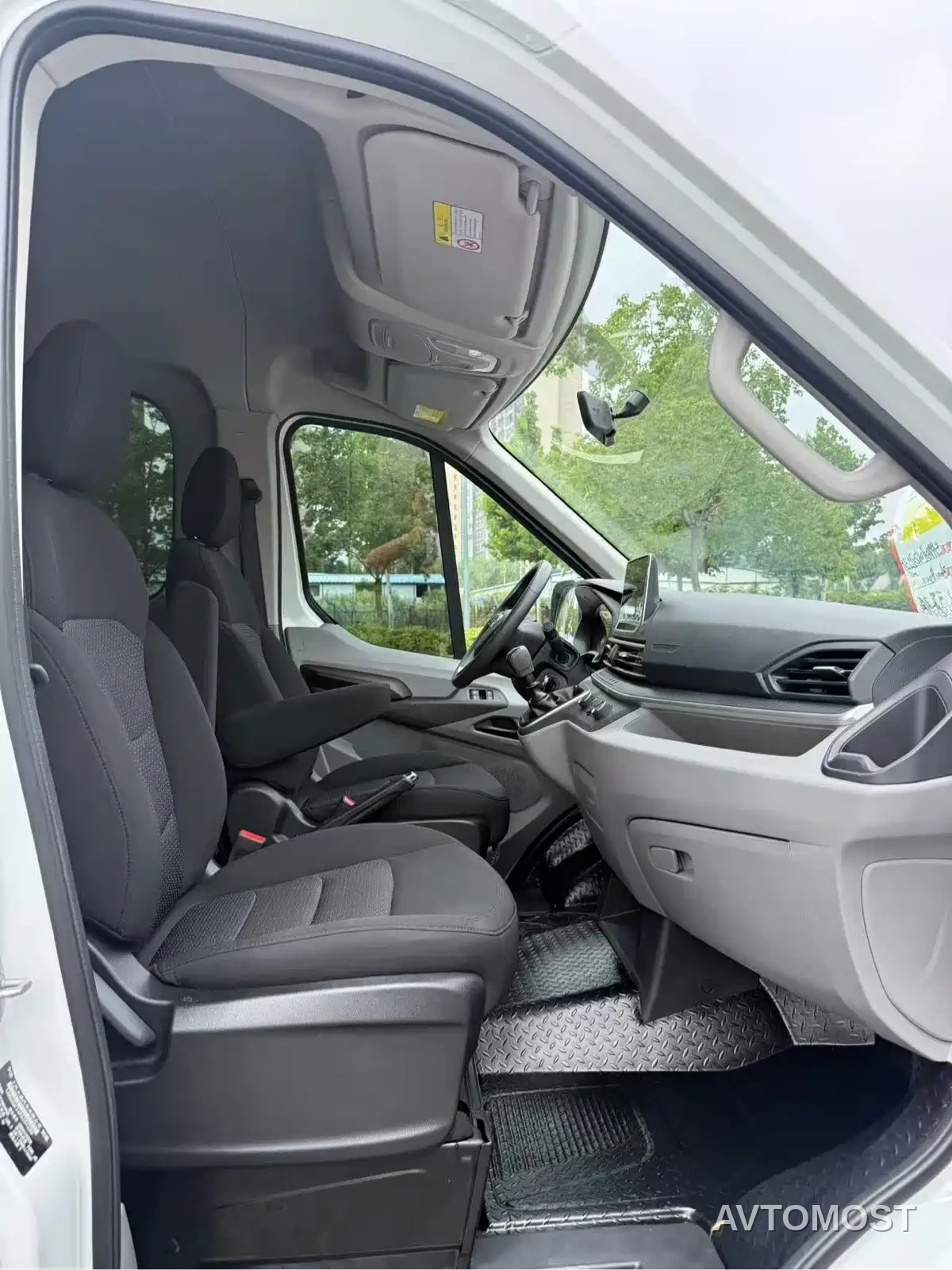 SAIC Maxus Xintu V90 2024 Model 2.0T Manual RWD Business Vehicle 7-Seater — фото 12