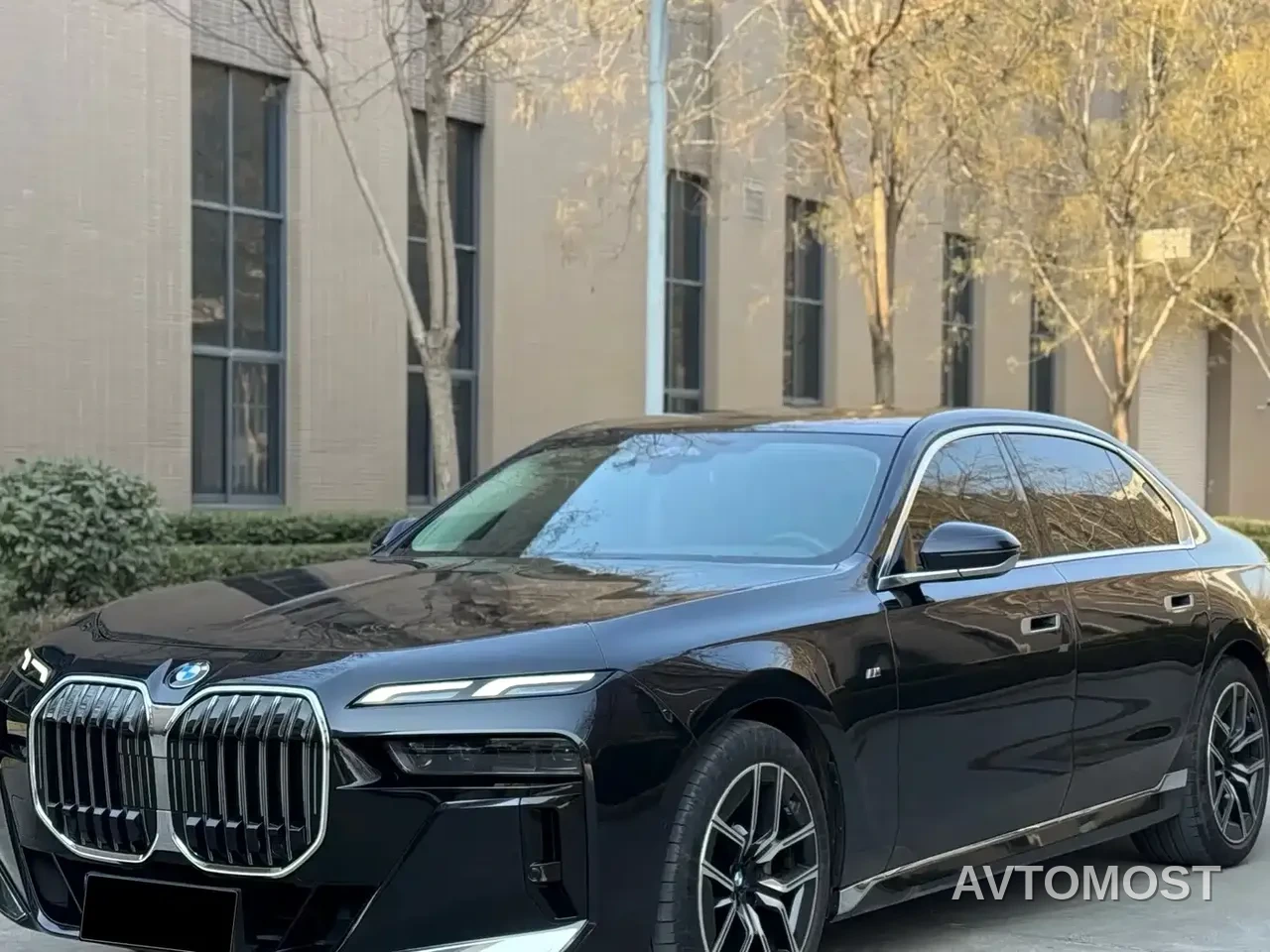 BMW 7 Series 2023 Model 735Li Luxury Package — фото 1