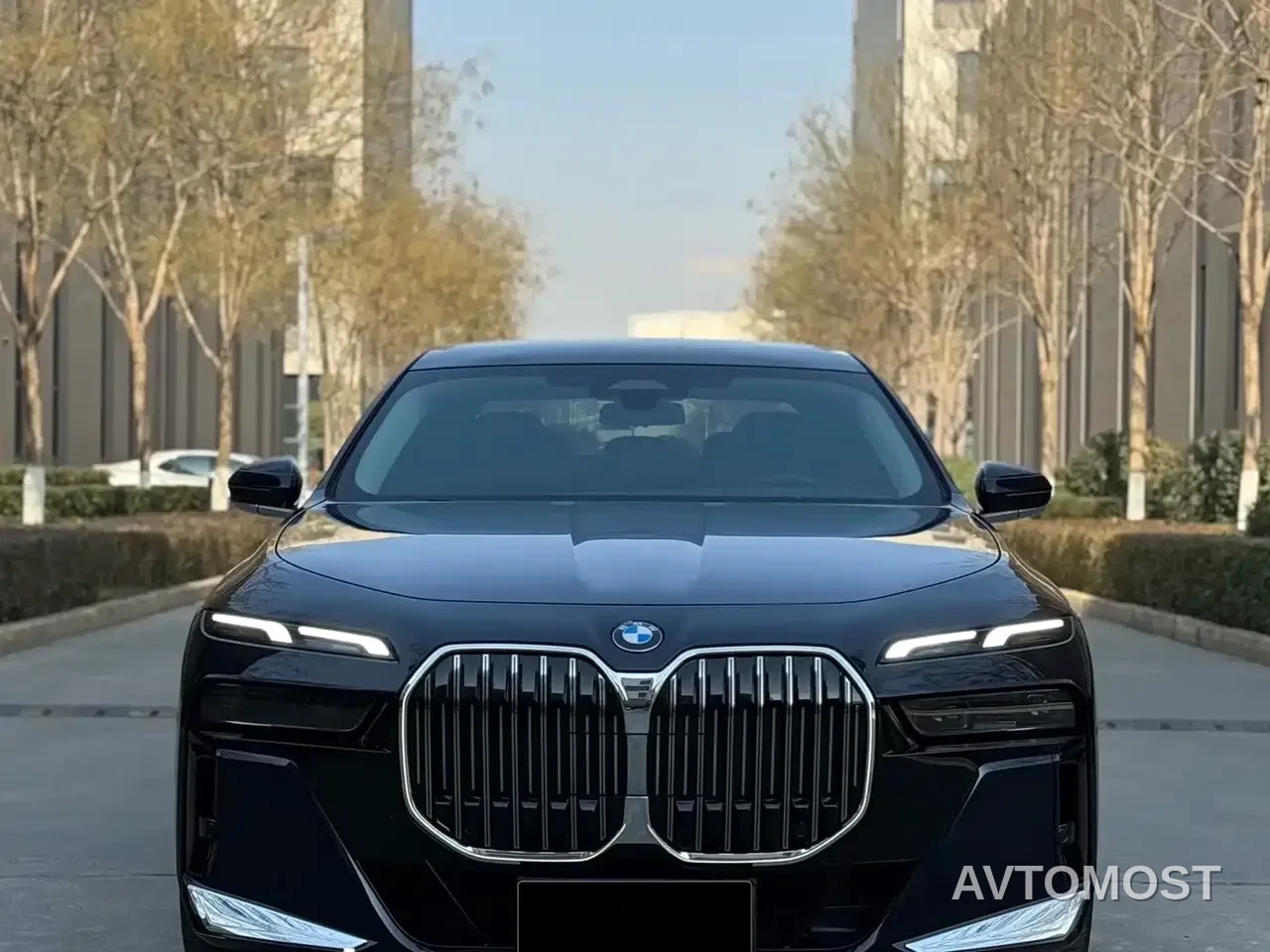 BMW 7 Series 2023 Model 735Li Luxury Package — фото 2