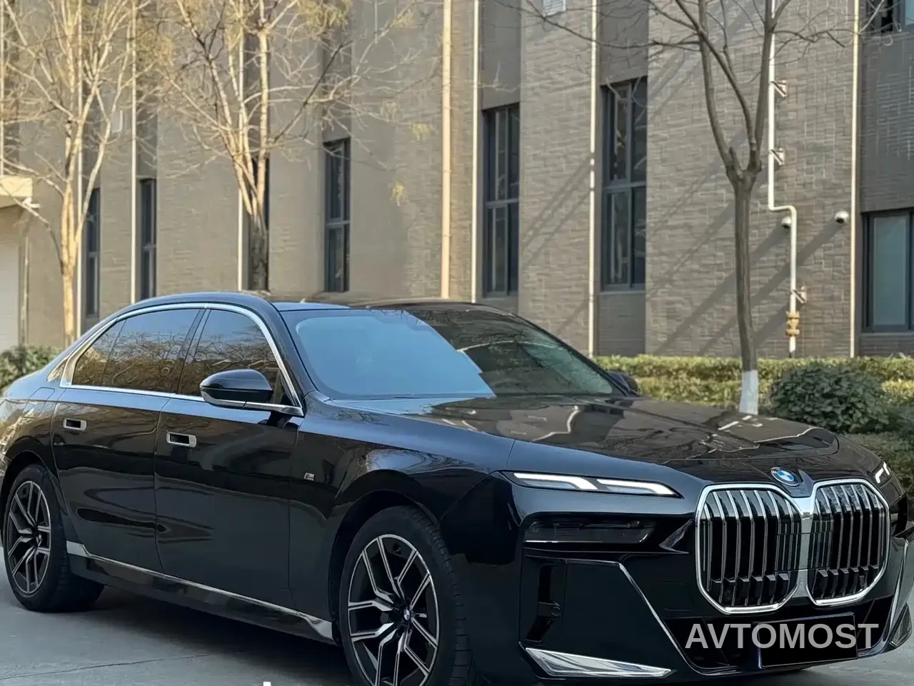 BMW 7 Series 2023 Model 735Li Luxury Package — фото 3